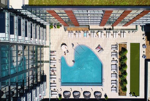 A swimming pool surrounded by lounge chairs and umbrellas. at The Mason Apartments, Illinois, 60607