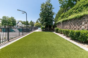 Manicured Landscaping at Willowest in Collier Hills in Atlanta, GA 30318