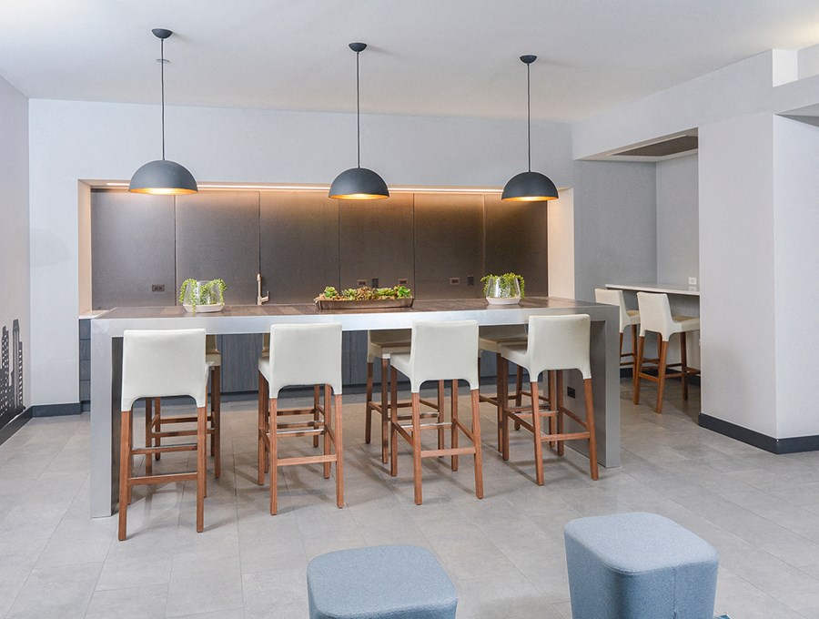 breakfast bars | The Montrose Apartments in Chicago, IL