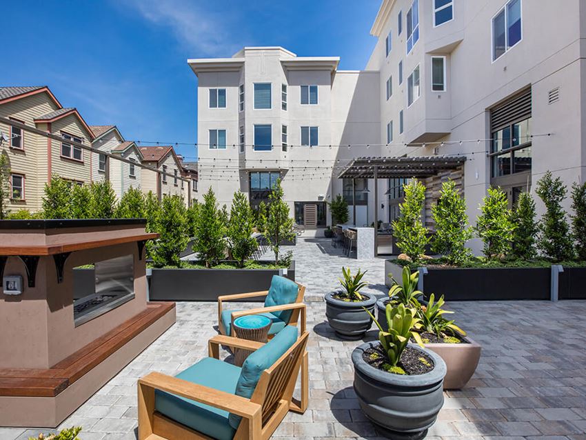 Courtyard seating area - Photo Gallery