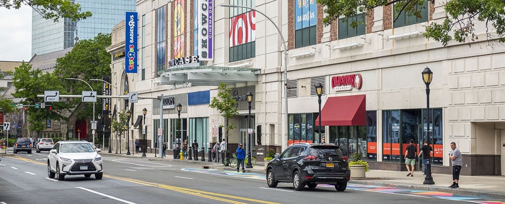 Ample Fine Dining And Bar Options In Neighborhood at 15 Bank Apartments, White Plains, New York