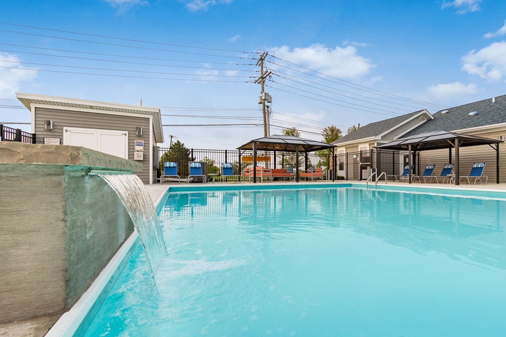 Pool at Estates at Brentwood Lake Apartments, Reynoldsburg, OH, 43068