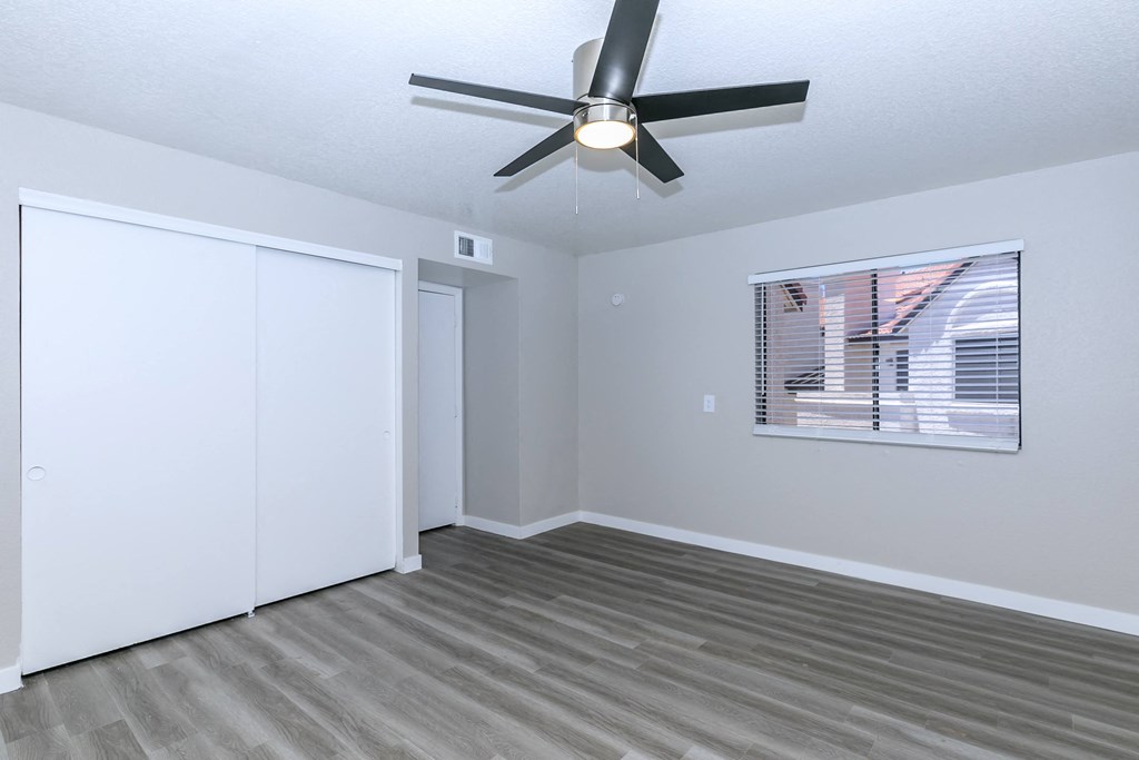 the living room of our studio apartment atrium with a ceiling fan at Tides at Mesa, Mesa