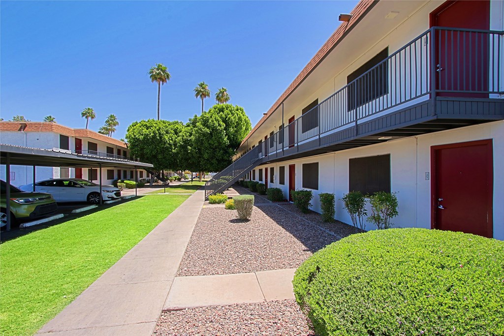 courtyard with walking path at Aspire Mesa, AZ, 85210.