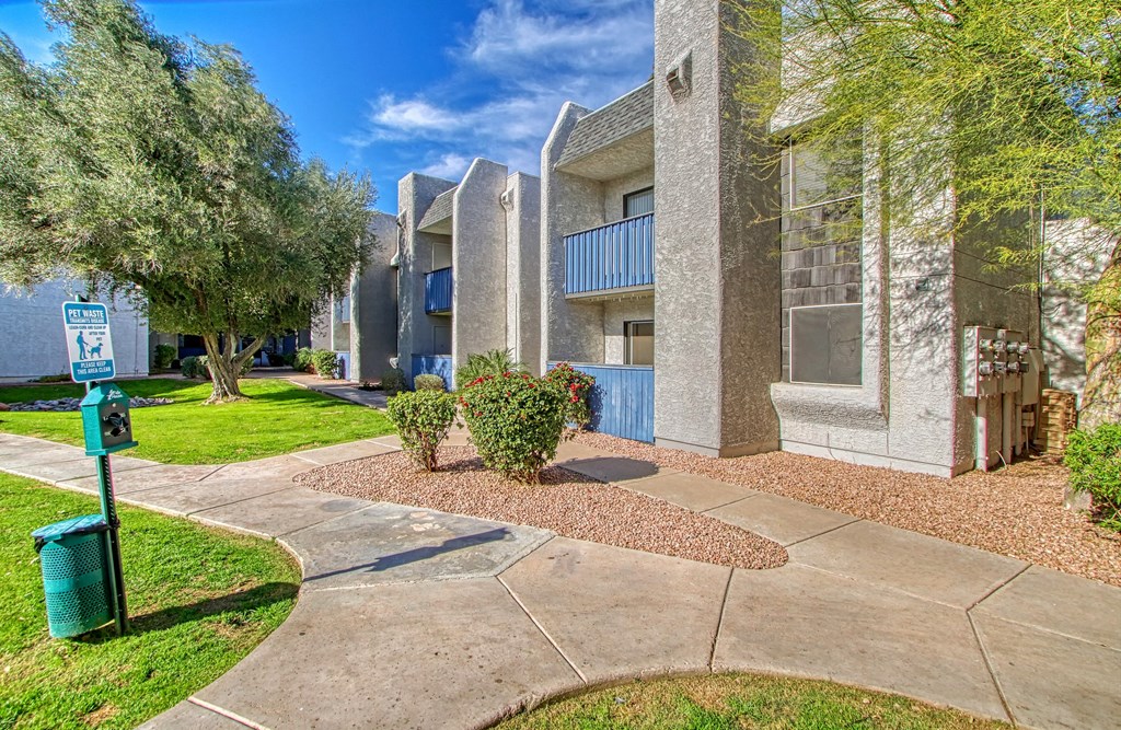 the preserve at ballantyne commons apartments community walkway and trees