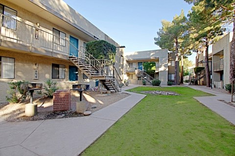 a view of the courtyard at the whispering winds apartments in pearland, tx