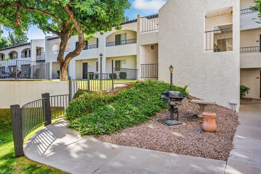 A courtyard with a mailbox and a bench at Tides on East Cactus Apartments, Phoenix, 85032