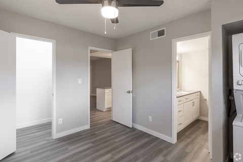 A room with a ceiling fan and a washing machine at Tides on East Cactus Apartments, Phoenix, 85032
