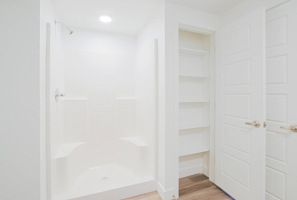 Oval Bathtub at 2051 Apartments, Prescott