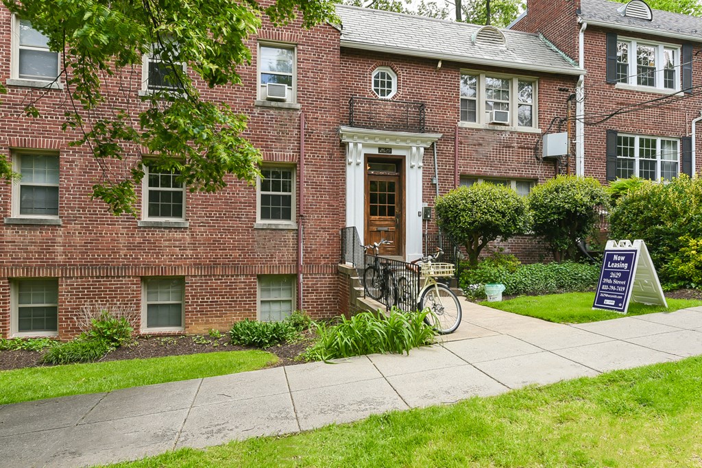 2629 39th street apartment brick exterior