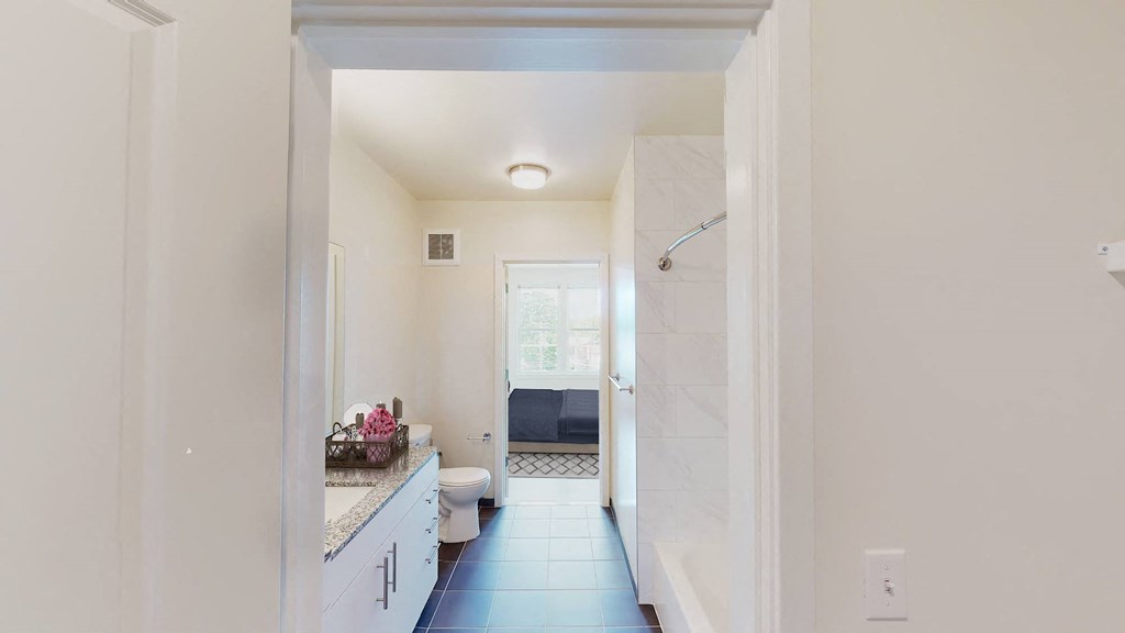 crest-apartments-bathroom