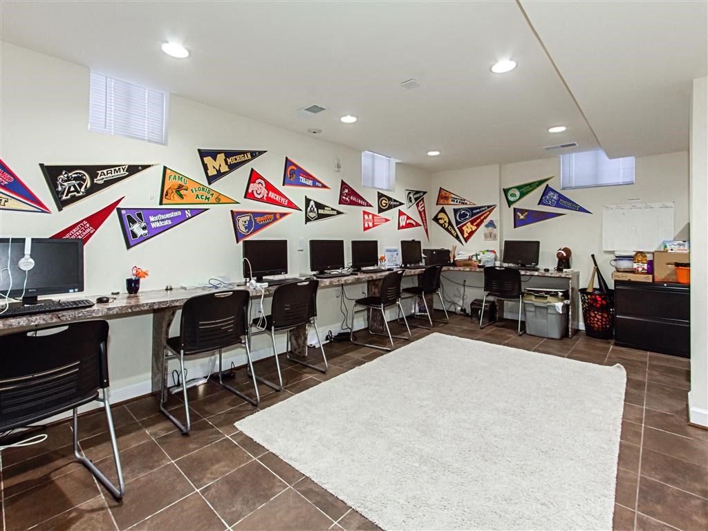 cyber lounge with computer stations at fairway park apartments in washington dc