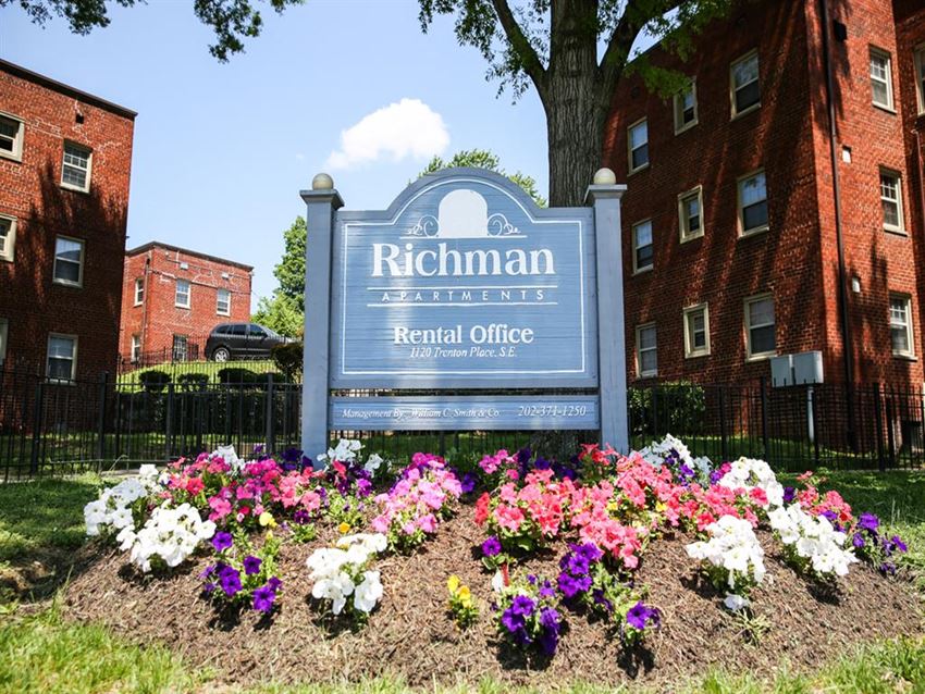 Richman-Apartments-Monument-Sign - Photo Gallery 1