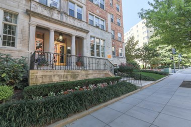 The-Frontenac-Front-Door-and-Steps