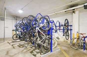 Hilltop house apartment bike storage room - Photo Gallery 9