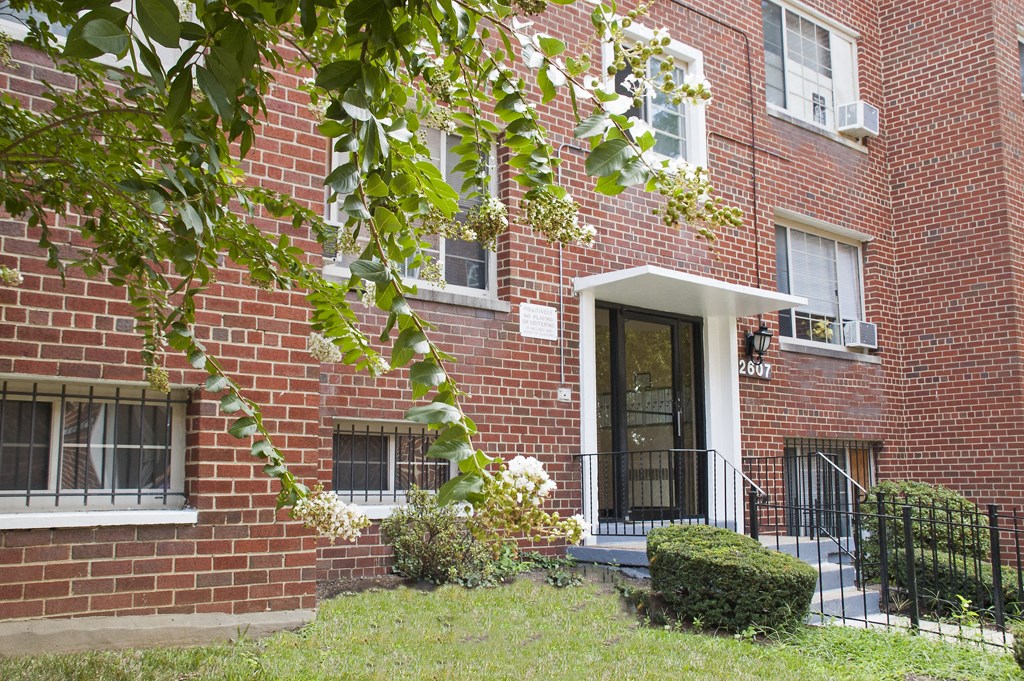 brick exterior of new horizon apartments in washington dc