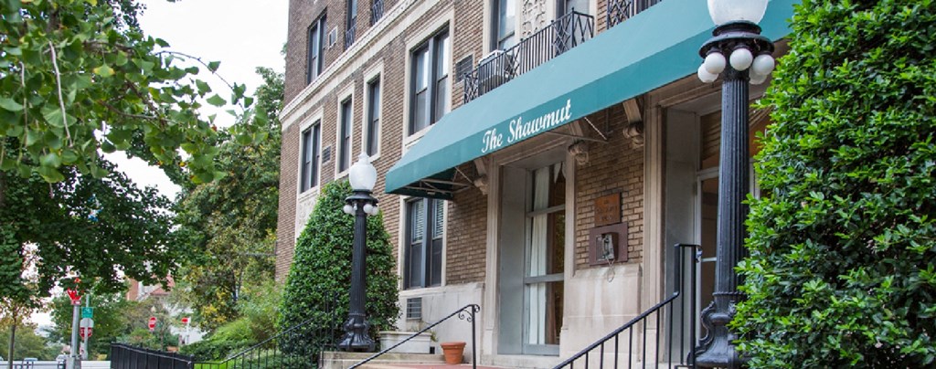 entrance to the shawmut apartments in adams morgan washington dc