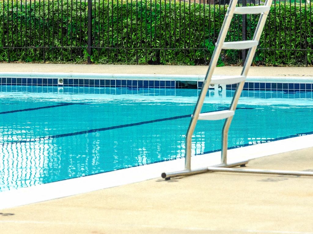 swimming pool at washington view apartments in washington dc