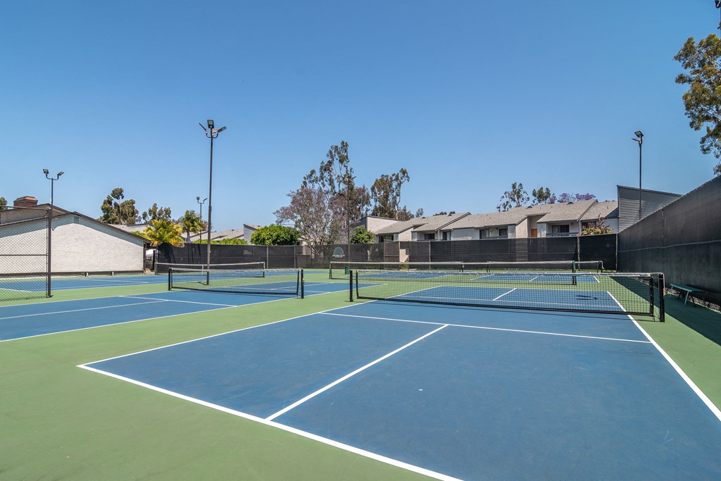 tennis court at the whispering winds apartments in pearland