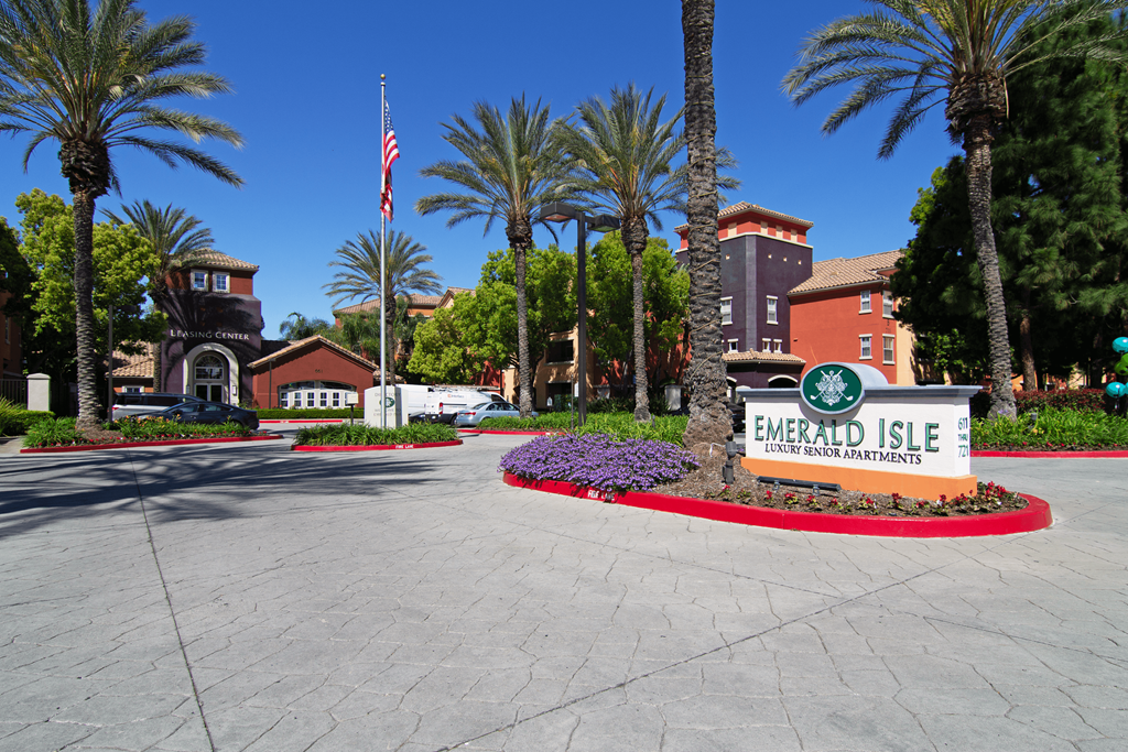 The image shows a sign for Emerald Isle in front of some palm trees.