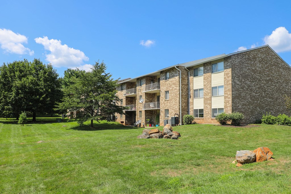 Courtyard Area at St. Charles at Olde Court Apartments, Maryland, 21208