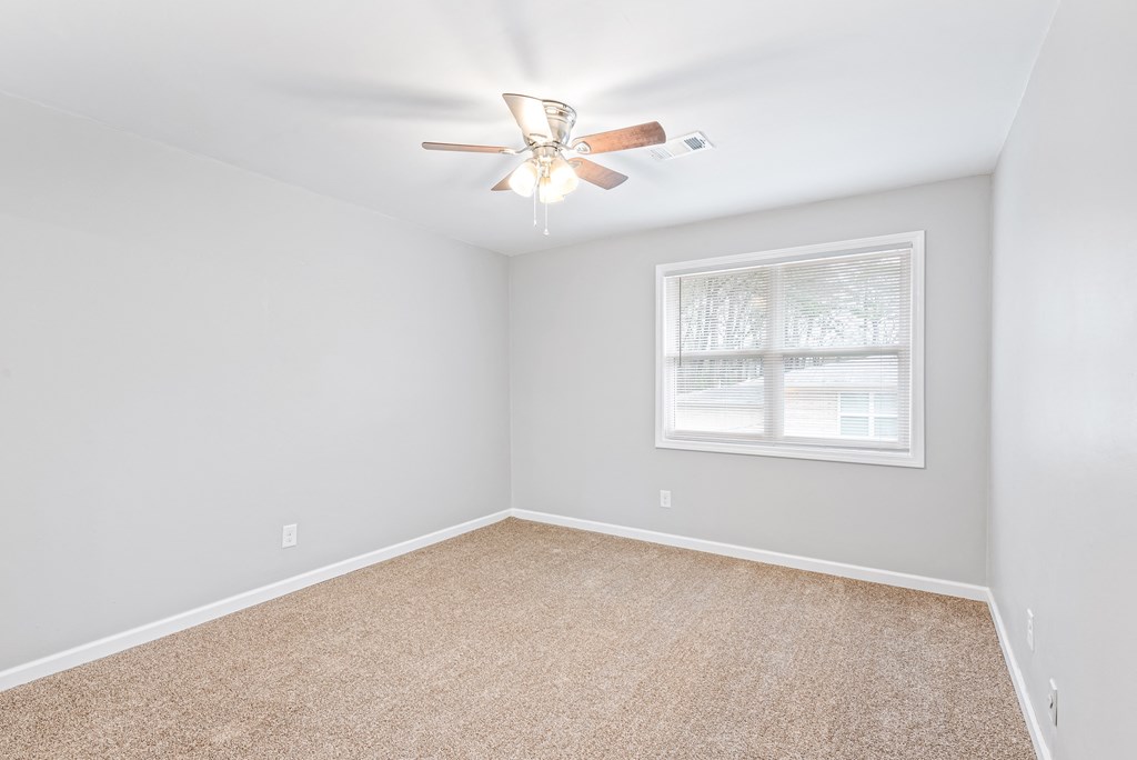 Spacious Bedroom Ceiling Fan at Georgian Oaks Apartments, Georgia, 30080