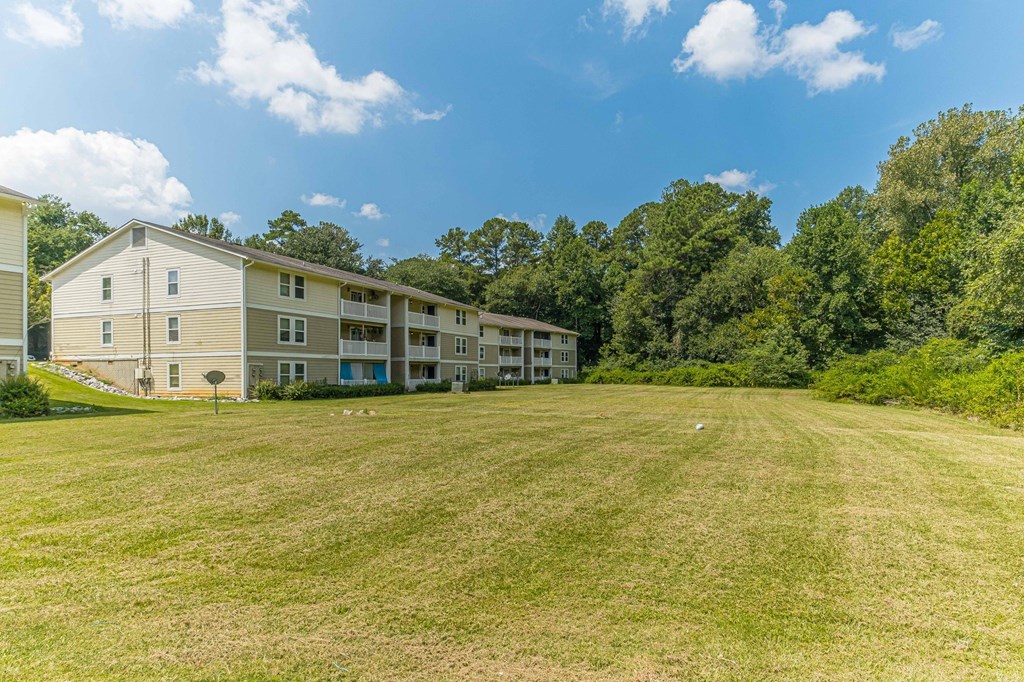 Lush Green Landscape at Bradford Gwinnett Apartments and Townhomes, Georgia
