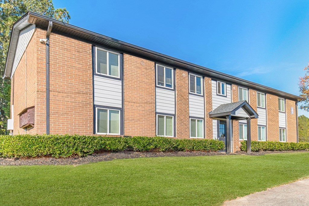 Lush Green Landscape at Ridgewood Apartments, Lawrenceville, GA 30045