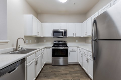 the preserve at ballantyne commons apartment kitchen with stainless steel appliances