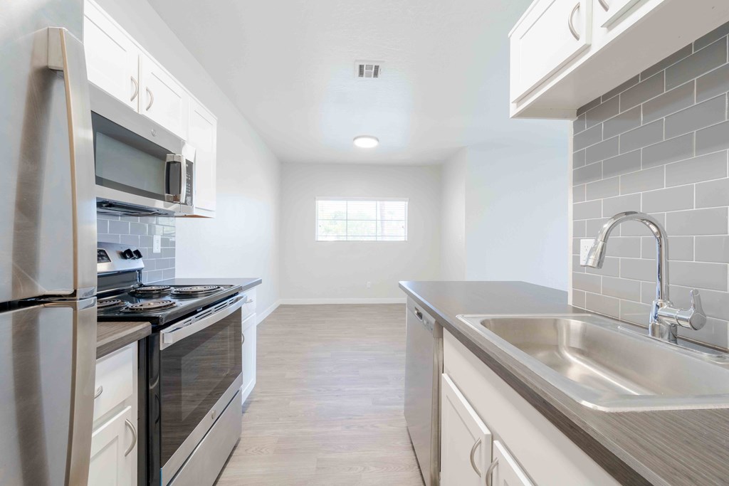 A modern kitchen with tiled backsplash.