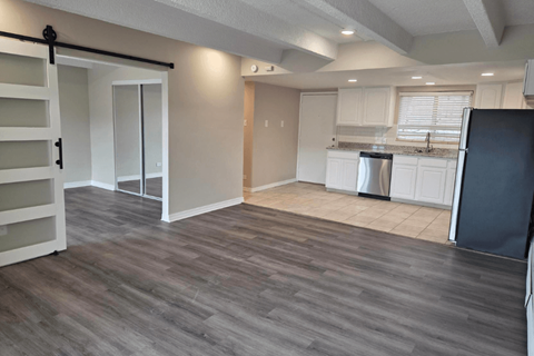 30 Boulder Crescent St Studio-3 Beds Apartment for Rent