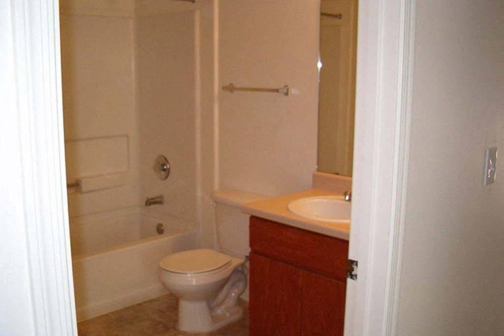 Apartment full bathroom