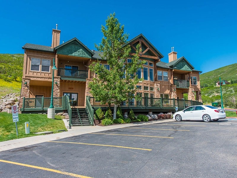 a large lodge with a car parked in front of it