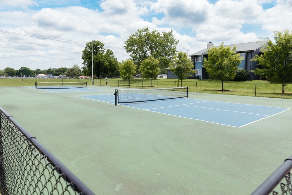 the tennis courts at the preserve at ballantyne commons apartments