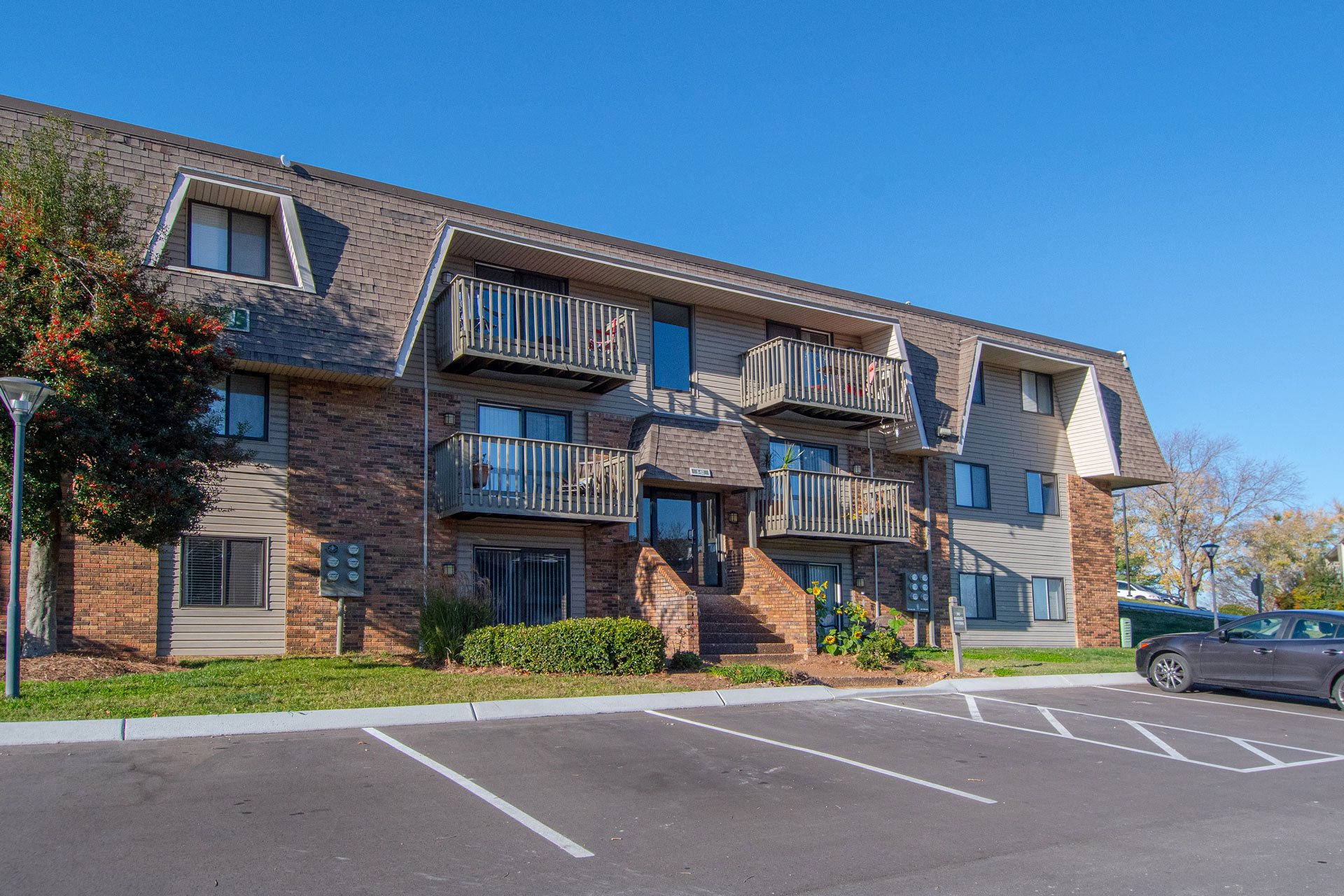 Nob Hill Apartments, 180 Wallace Road, Nashville, TN