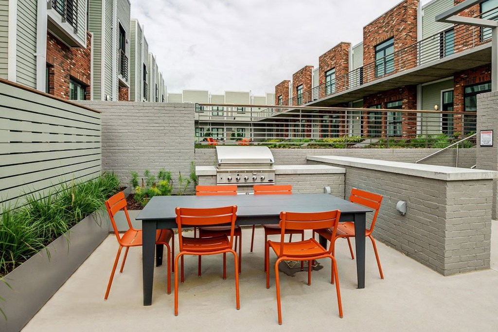 Courtyard With Grills at 2100 Acklen Flats, Tennessee, 37212