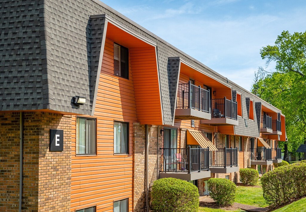 A building with the letter E on it.