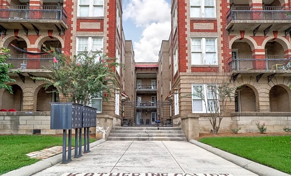 a sidewalk in front of an apartment building