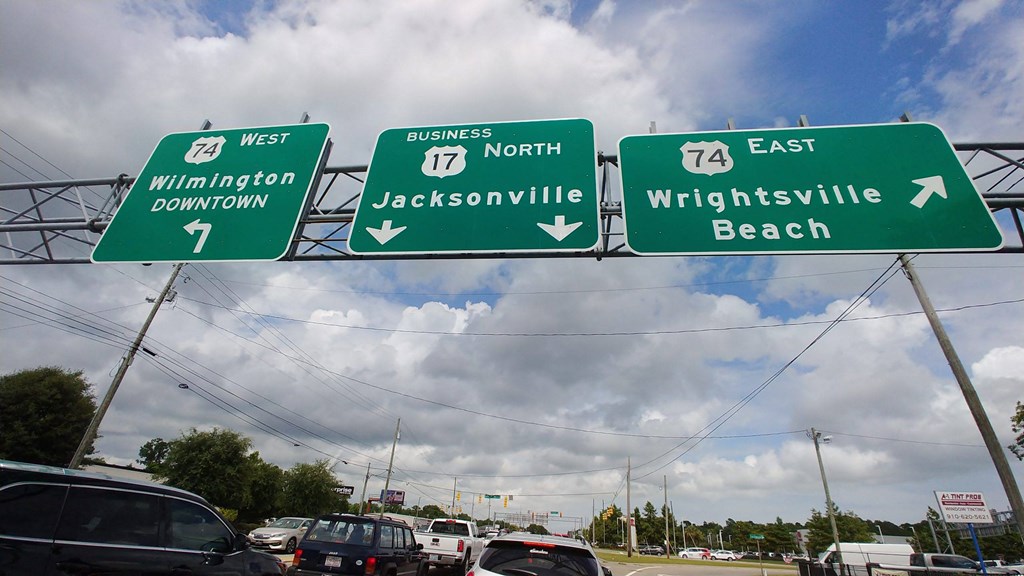 a highway sign that reads west williamsburg, north jacksonville and wrightsville