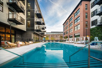 Pool and building view - Photo Gallery 6