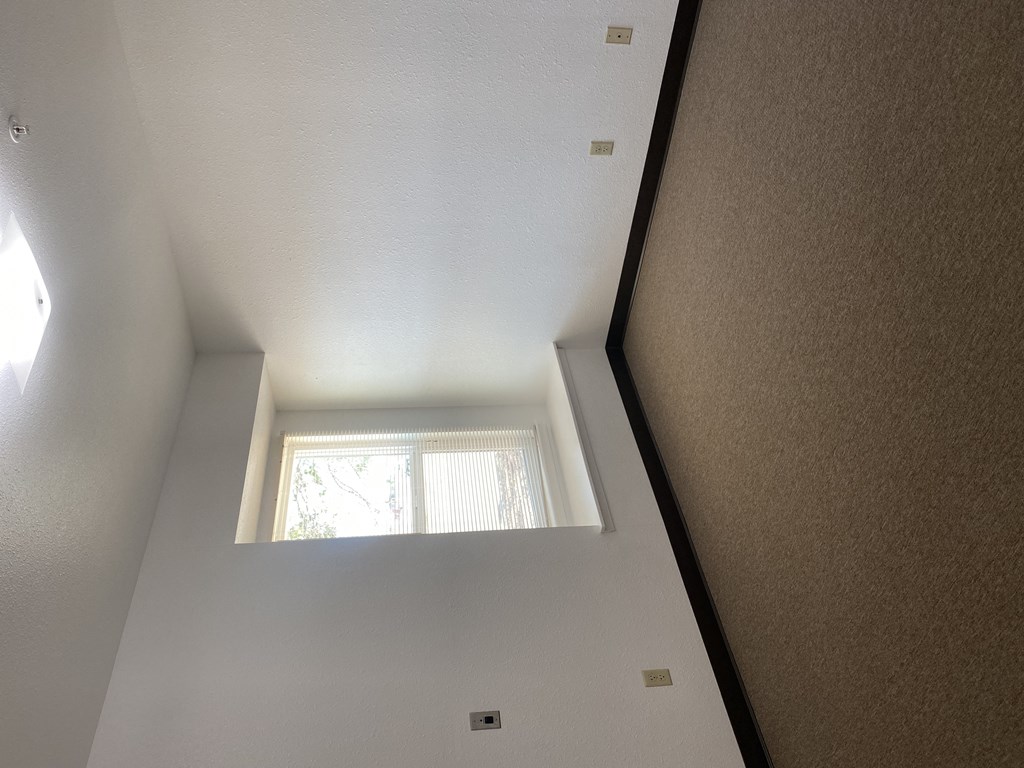 the view of a skylight window in a white ceiling