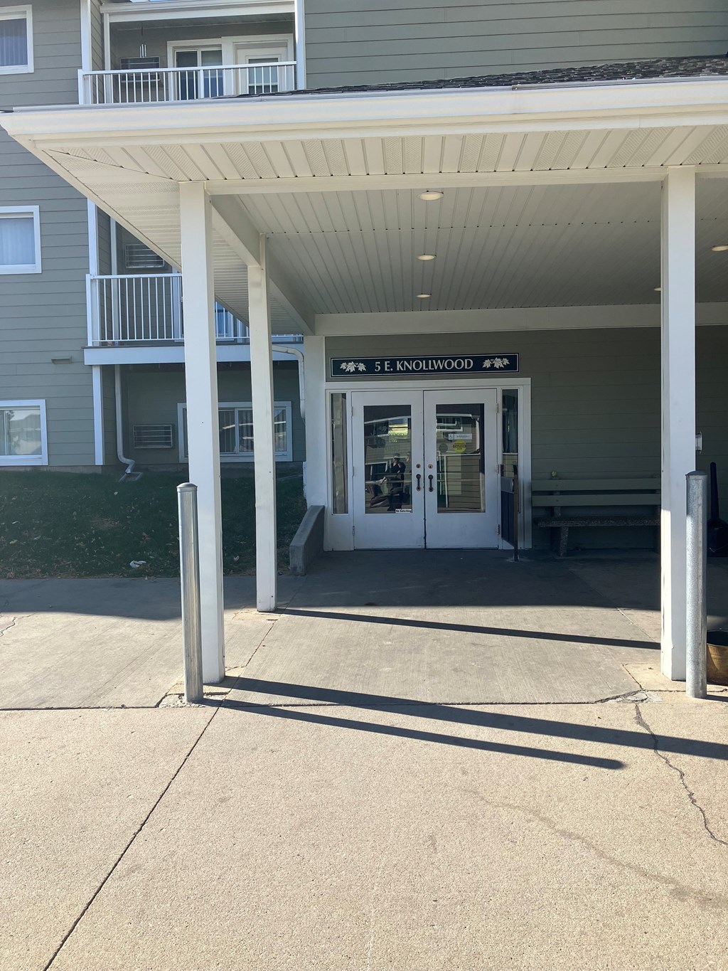 The entrance to a building with a sign that reads "S.E. Knollwood.".