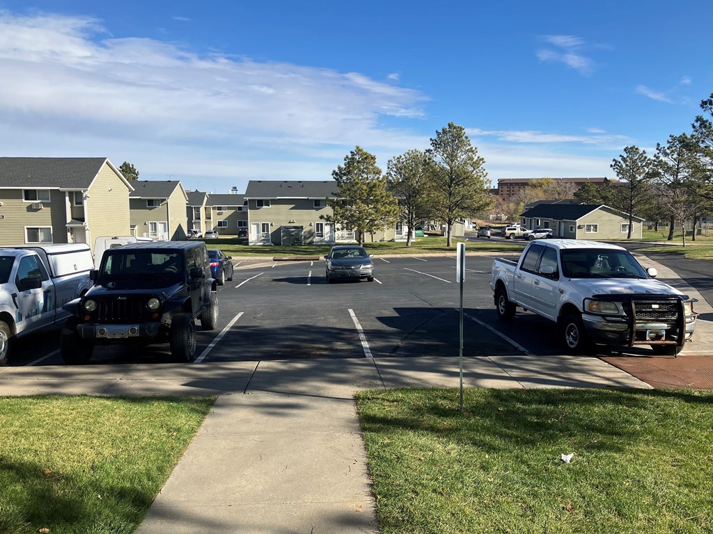 A parking lot with cars and a police car.