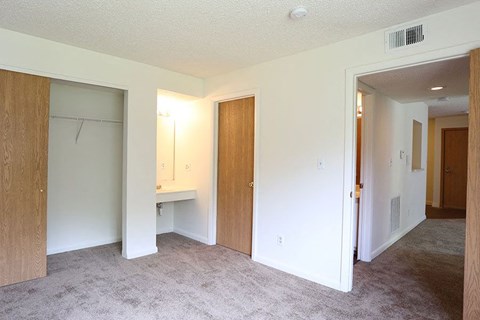 A room with a white ceiling and carpeted floor.