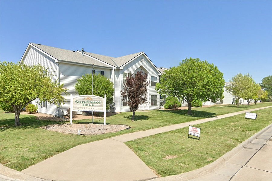 A sign in front of a house that says Sundance Way.