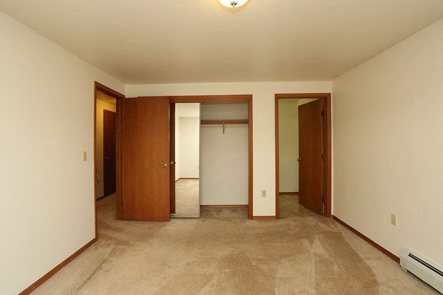 A room with a carpeted floor and a ceiling light.
