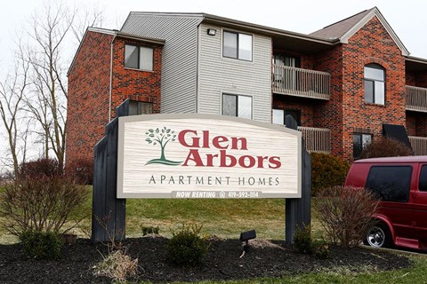 a sign for glen abbots apartment homes in front of a building
