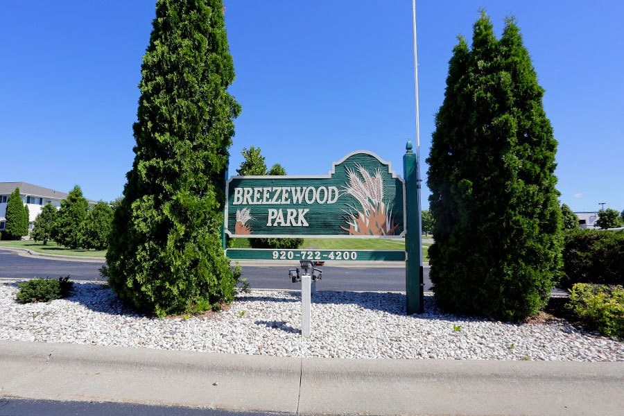 a sign for brewerswood park on the side of the street