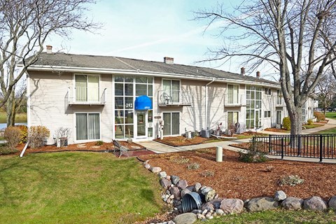 SUMMIT LAKES APARTMENTS