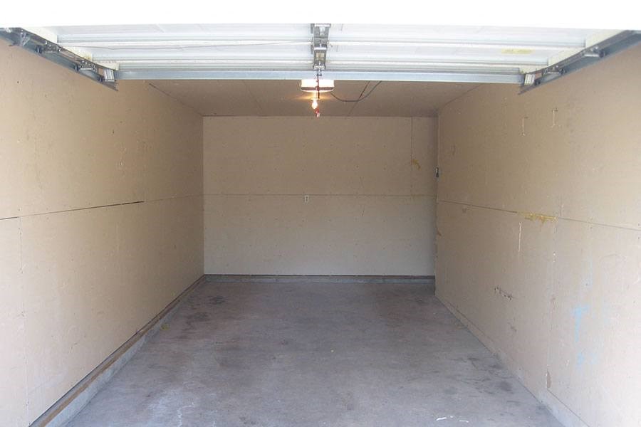 an empty garage with a fluorescent light on the ceiling
